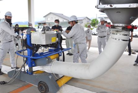 ニョキニョキ伸びるライナー材