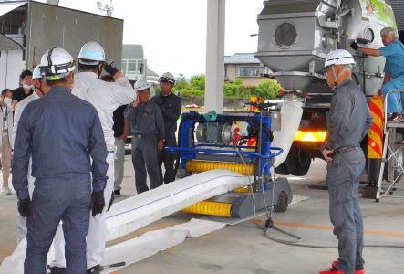 安全ジャケットを被せてダクト菅に