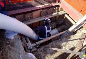 ライナー材が引き込まれていきます